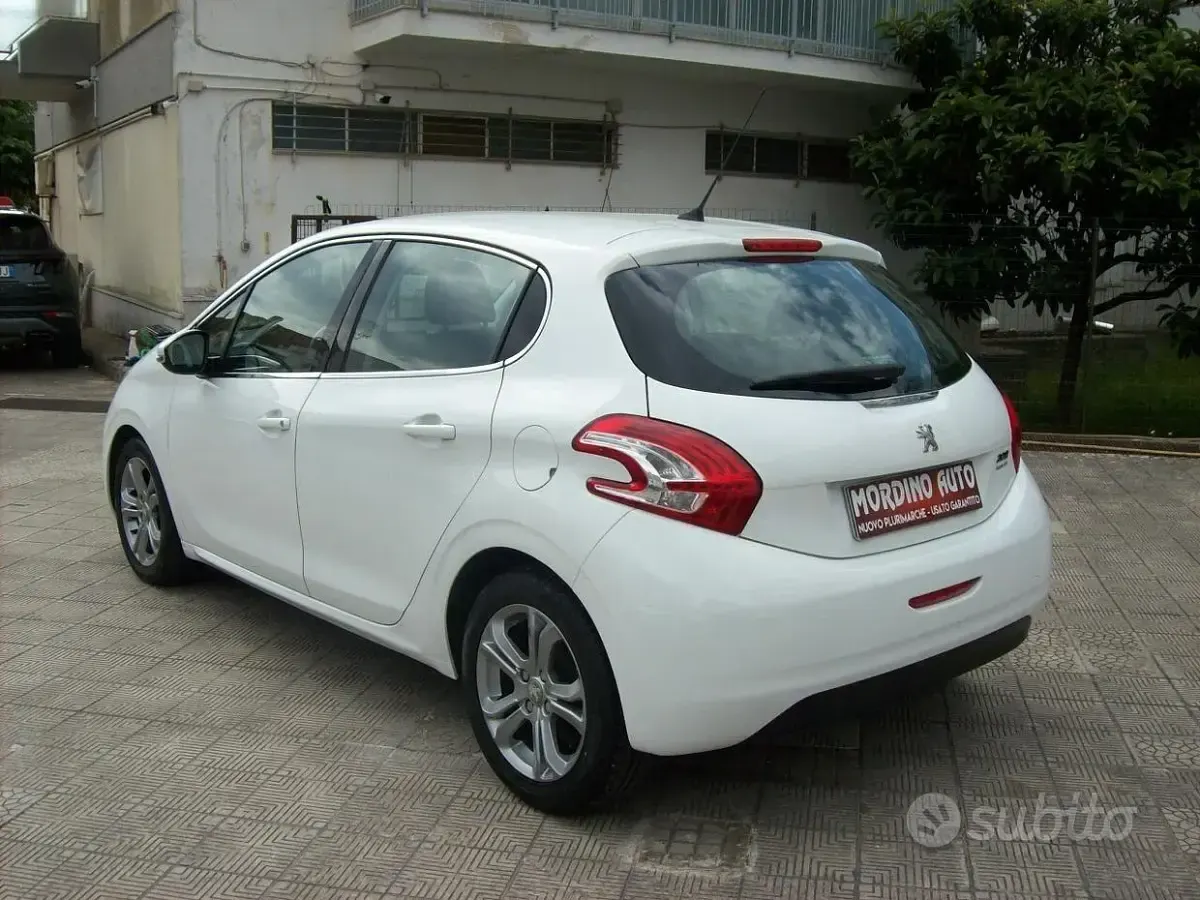 Usata Peugeot 208 Allure 68 CV (50 kW) 2015 Bianco Utilitaria
