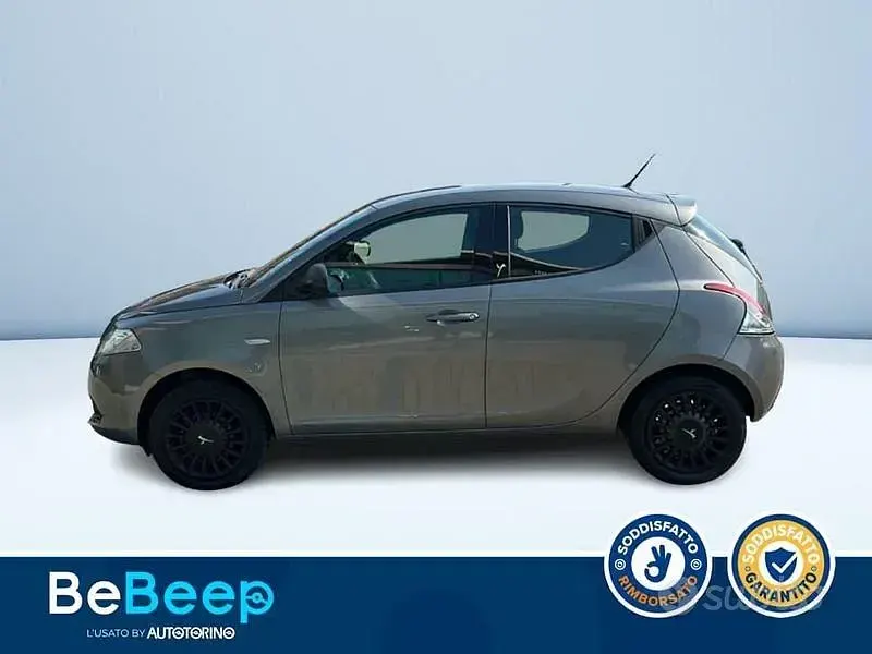 Usata Lancia Ypsilon 69 CV (50 kW) 2015 Bronzo metallizzato Utilitaria