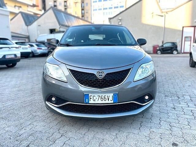 Usata Lancia Ypsilon Gold 69 CV (50 kW) 2017 Grigio Utilitaria