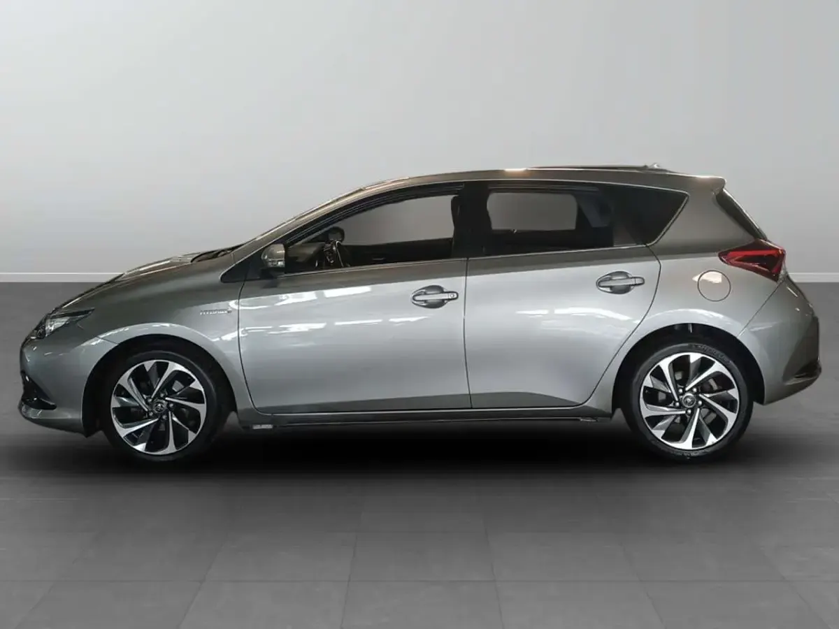 Usata Toyota Auris Hybrid Business Edition 99 CV (72 kW) 2016 2c grigio business metallizzat Berlina