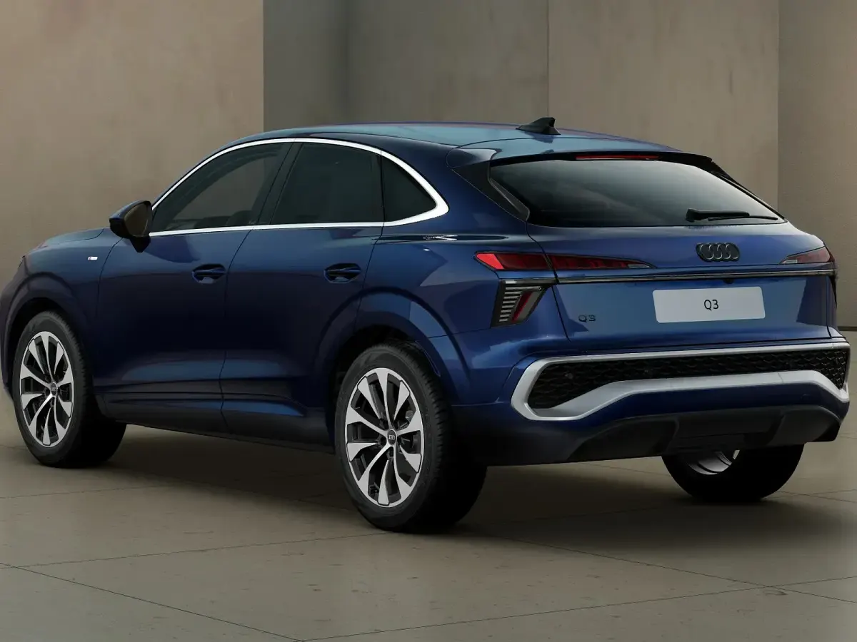 Nuova Audi Q3 Sportback Business 150 CV (110 kW) 2026 Blu navarra metallizzato SUV