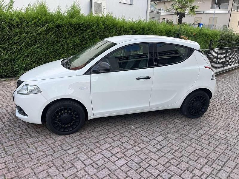 Usata Lancia Ypsilon Gold 69 CV (50 kW) 2021 Bianco Utilitaria