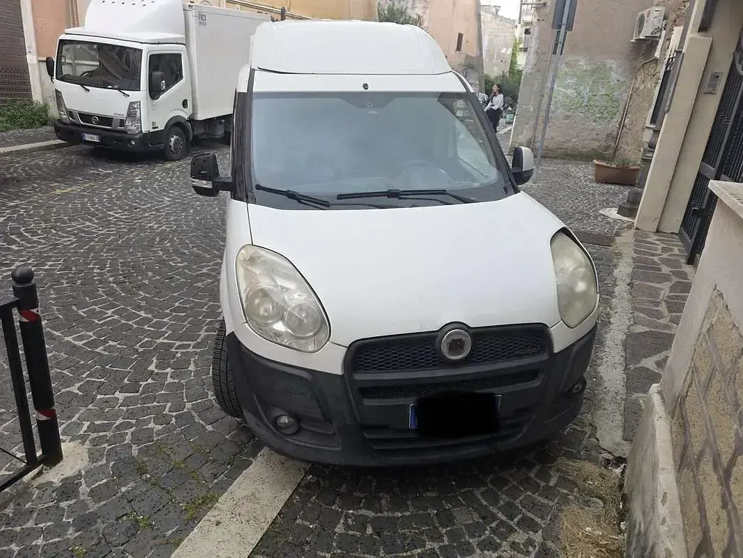 Usata Fiat Doblò 116 CV (85 kW) 2011 Bianco Monovolume