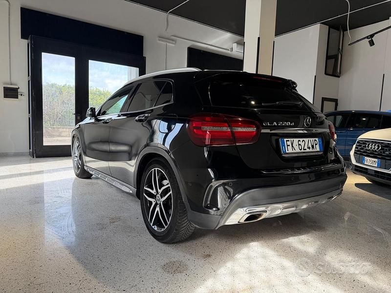 Käytetty Mercedes GLA220 Premium 136 HP (100 kW) 2017 Musta Katumaasturi