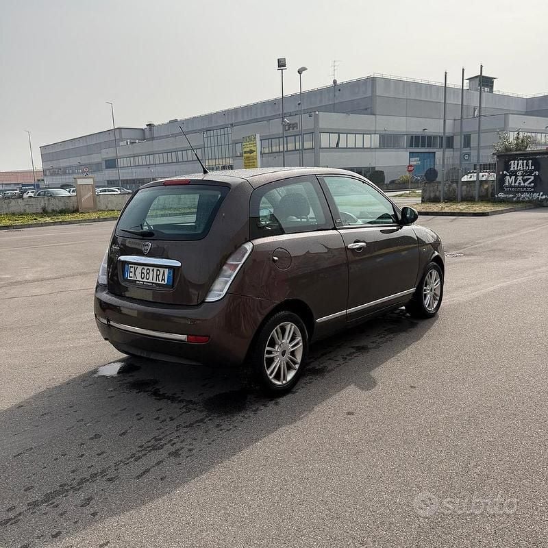 Usata Lancia Ypsilon Platinum 69 CV (50 kW) 2011 Marrone Utilitaria
