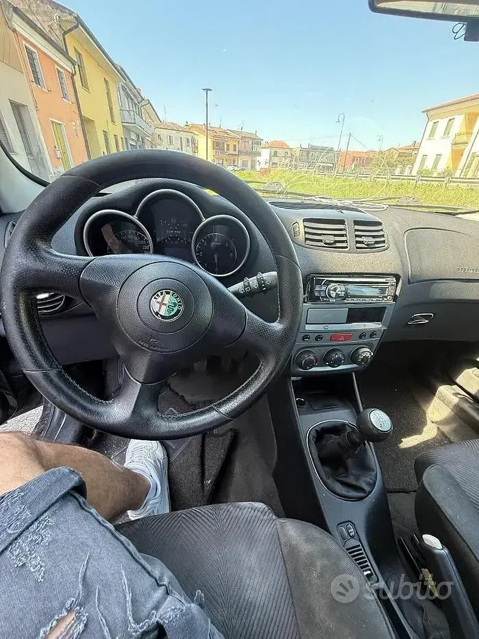 Usata Alfa Romeo 147 140 CV (102 kW) 2004 Nero Utilitaria