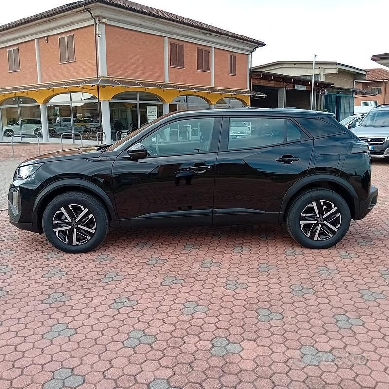 Neu Peugeot 2008 Style 102 PS (75 kW) 2025 Schwarz SUV