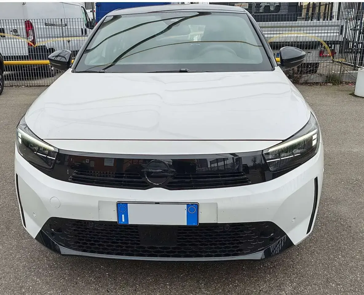 Usata Opel Corsa GS Line 101 CV (74 kW) 2025 Bianco con tetto nero Utilitaria