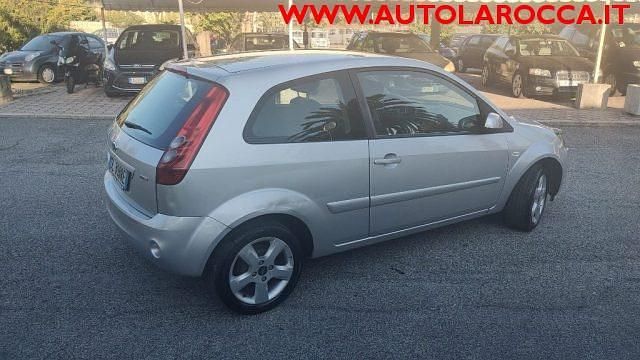 Usata Ford Fiesta 68 CV (50 kW) 2007 Argento metallizzato Utilitaria