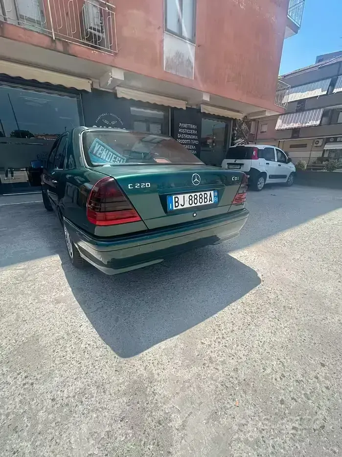 Usata Mercedes C220 125 CV (91 kW) 2000 Verde Berlina