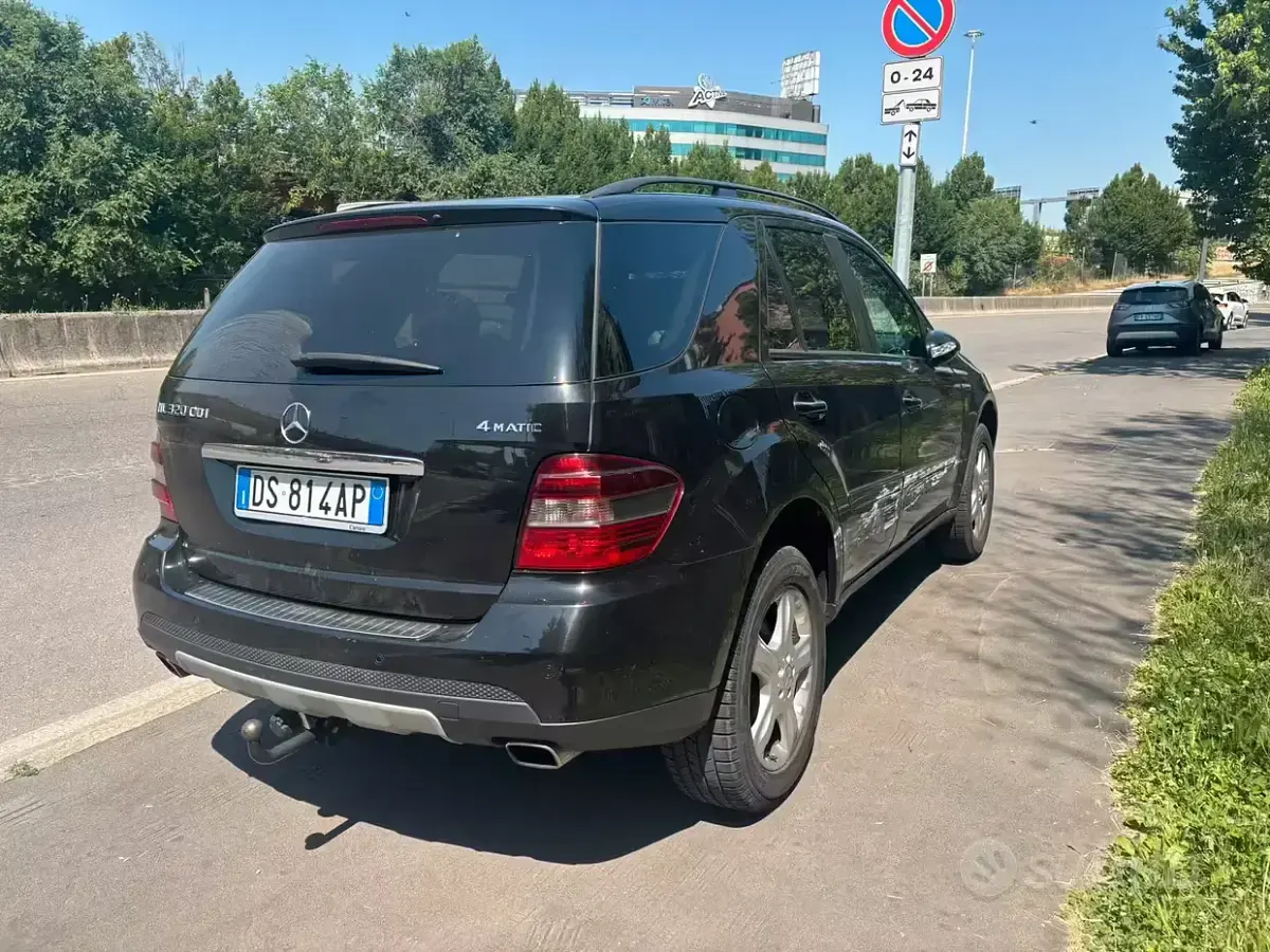 Usata Mercedes ML320 224 CV (164 kW) 2008 Nero SUV