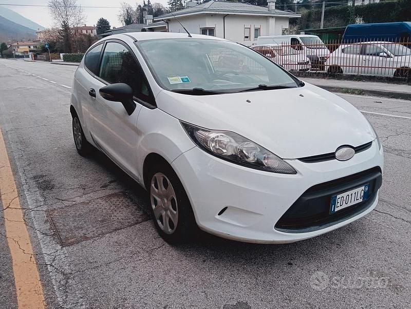 Usata Ford Fiesta 68 CV (50 kW) 2010 Bianco Utilitaria