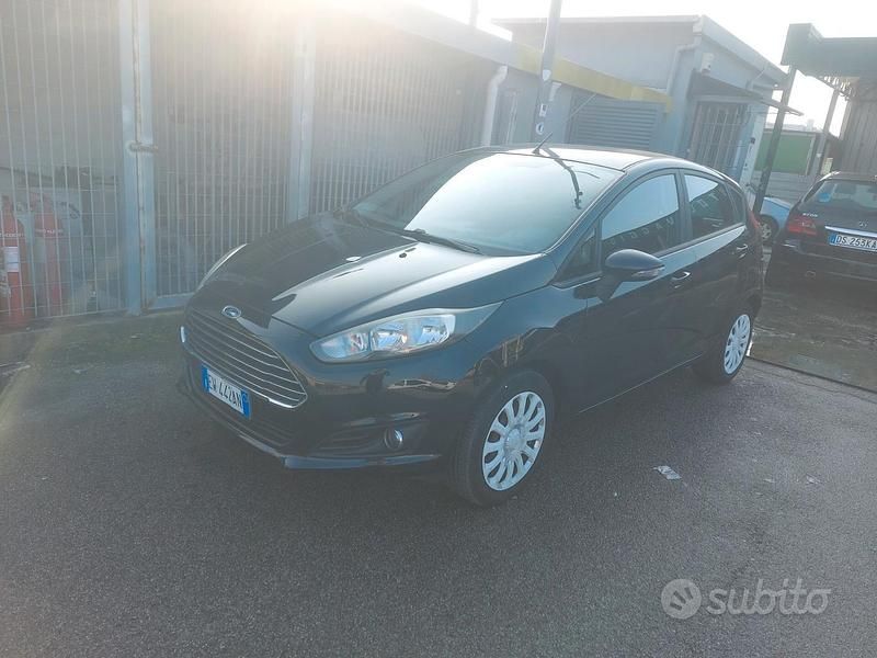 Usata Ford Fiesta 96 CV (70 kW) 2014 Nero Berlina
