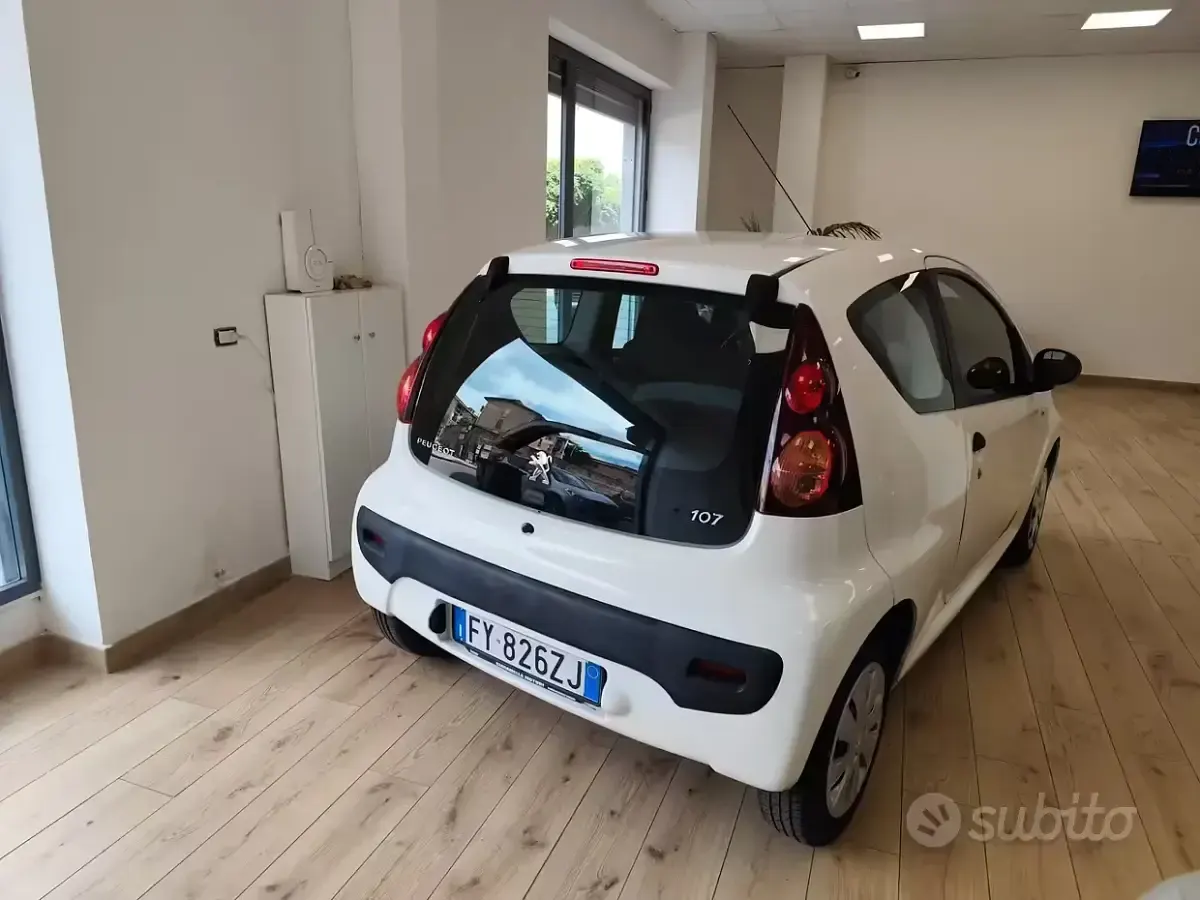 Usata Peugeot 107 Active 68 CV (50 kW) 2012 Bianco Utilitaria