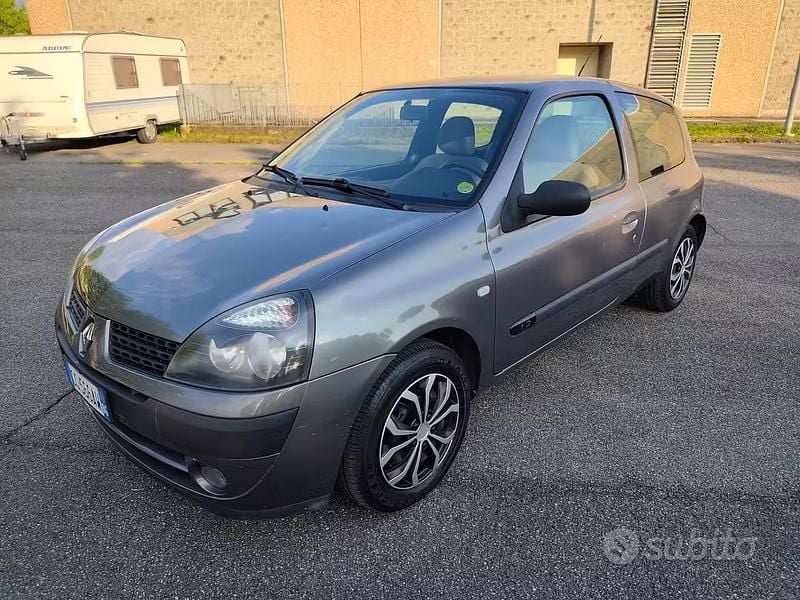 Usata Renault Clio II Dynamique 74 CV (54 kW) 2003 Grigio Berlina