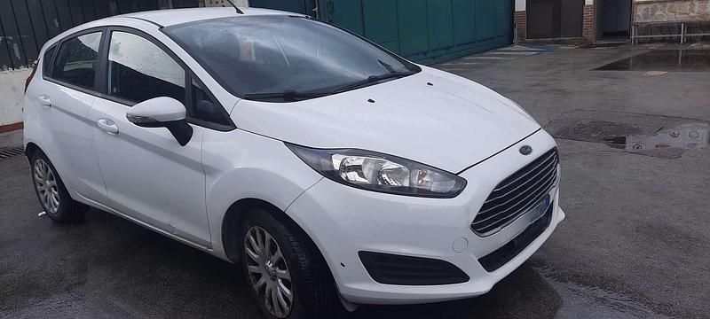 Usata Ford Fiesta 60 CV (44 kW) 2014 Bianco Berlina