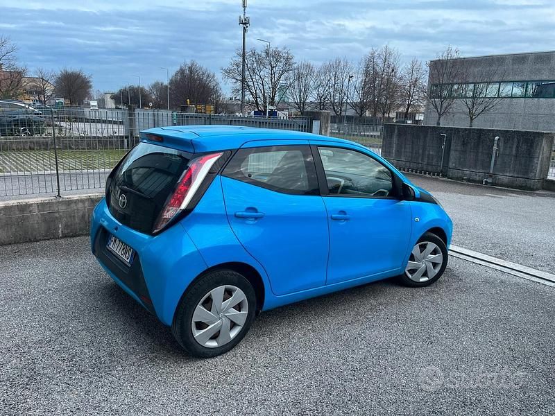 Usata Toyota Aygo Cool 69 CV (50 kW) 2017 Blu Utilitaria