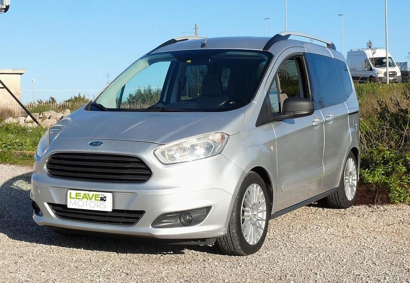 Grigio Usata 2015 Ford Tourneo Courier Monovolume | 9300 € (Buon prezzo) - Immagine 1/4