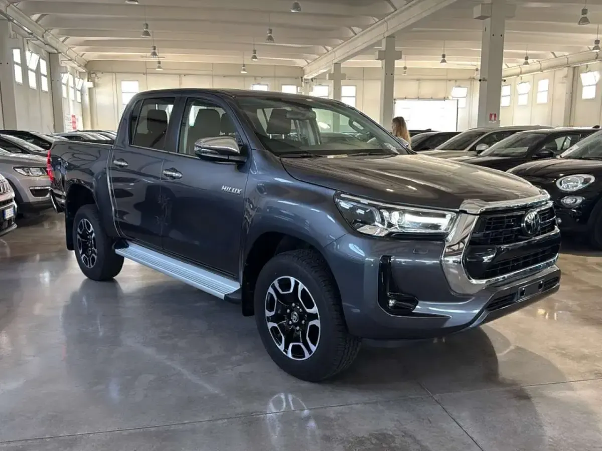 Nuova Toyota HiLux Executive 150 CV (110 kW) 2026 Grigio scuro Pick-up