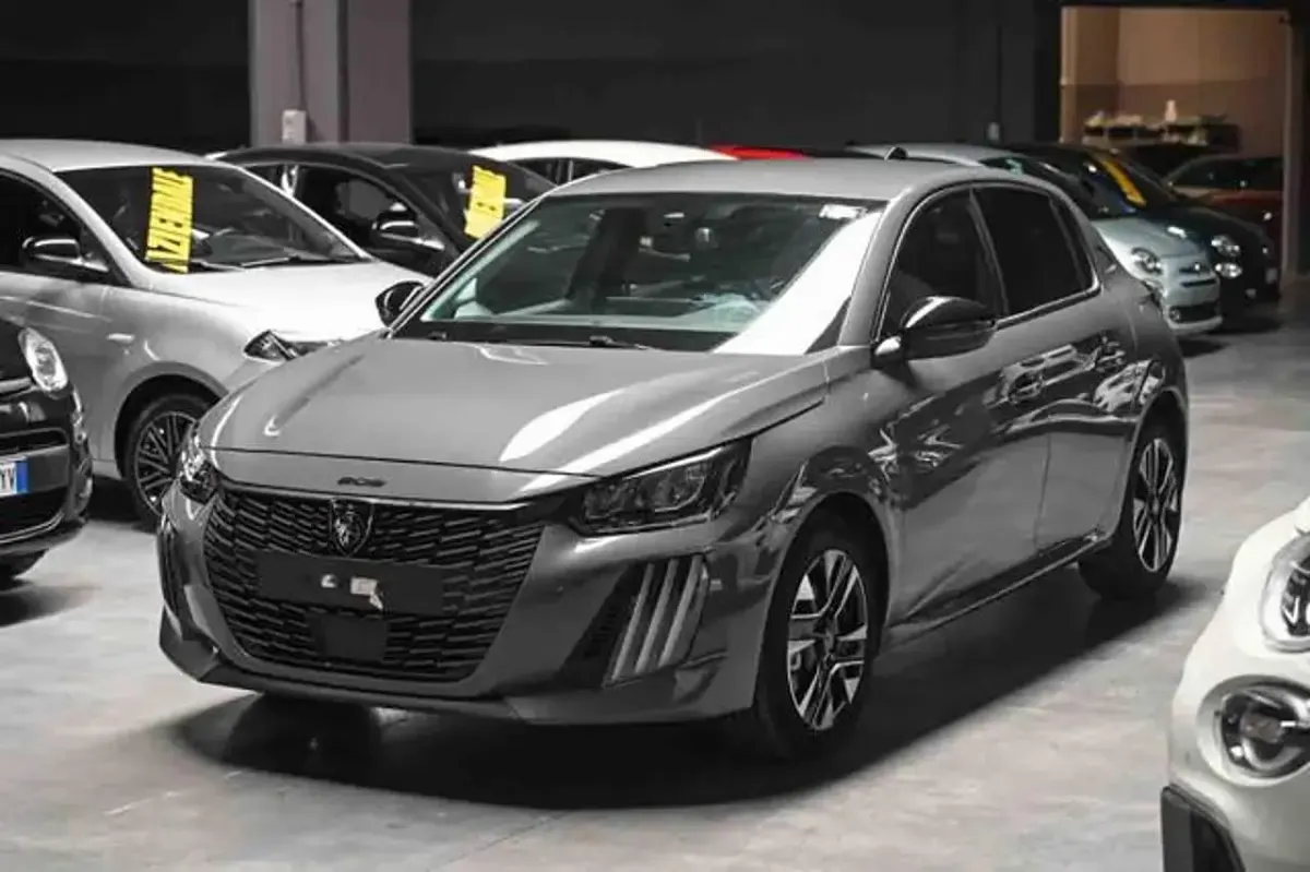 Usata Peugeot 208 Allure 101 CV (74 kW) 2025 Utilitaria