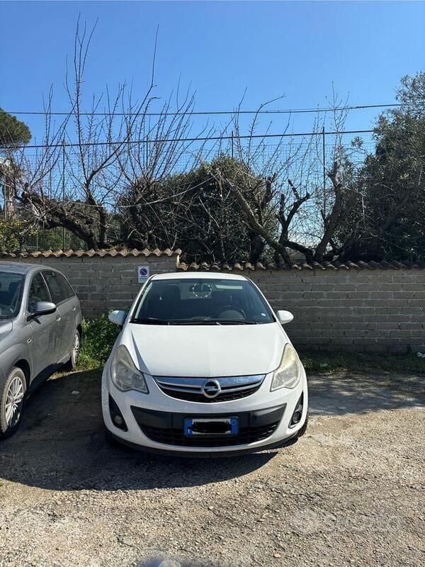 Bianco Usata 2013 Opel Corsa Due volumi | 2500 € (Ottimo prezzo) - Immagine 1/4