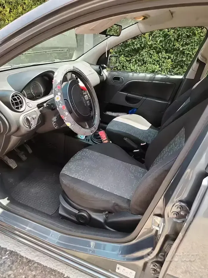 Usata Ford Fiesta 90 CV (66 kW) 2004 Grigio Utilitaria