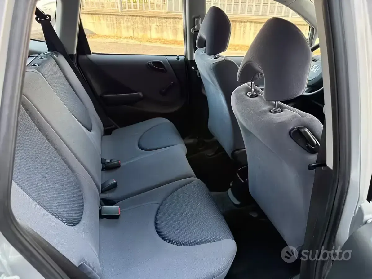 Usata Honda Jazz 78 CV (57 kW) 2003 Grigio Utilitaria