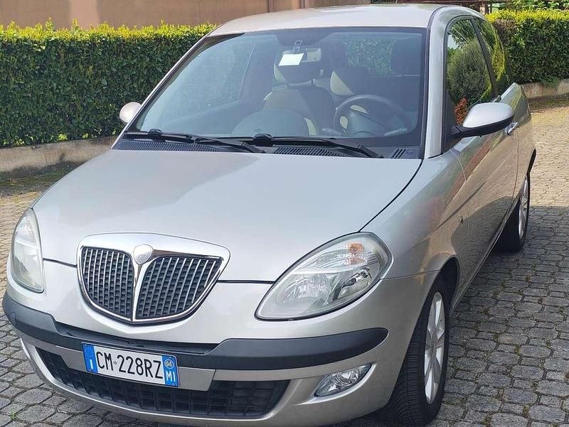 Usata Lancia Ypsilon 60 CV (44 kW) 2004 Argento Utilitaria