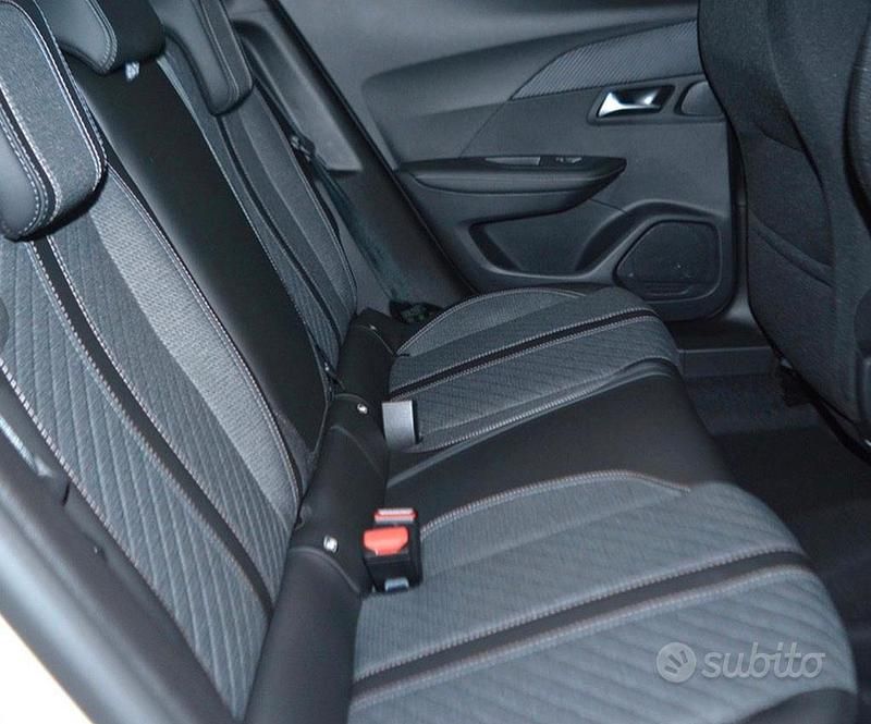 Usata Peugeot 2008 Active 102 CV (75 kW) 2024 Bianco SUV