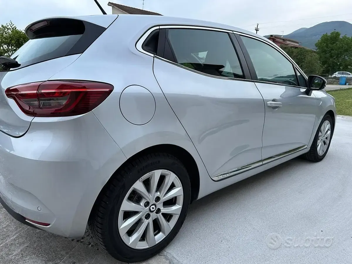 Usata Renault Clio Intens 101 CV (74 kW) 2022 Grigio Utilitaria