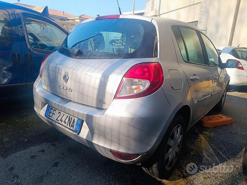 Usata Renault Clio II 101 CV (74 kW) 2011 Grigio Berlina