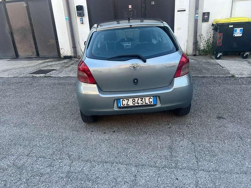 Usata Toyota Yaris Sol 87 CV (63 kW) 2006 Grigio Berlina