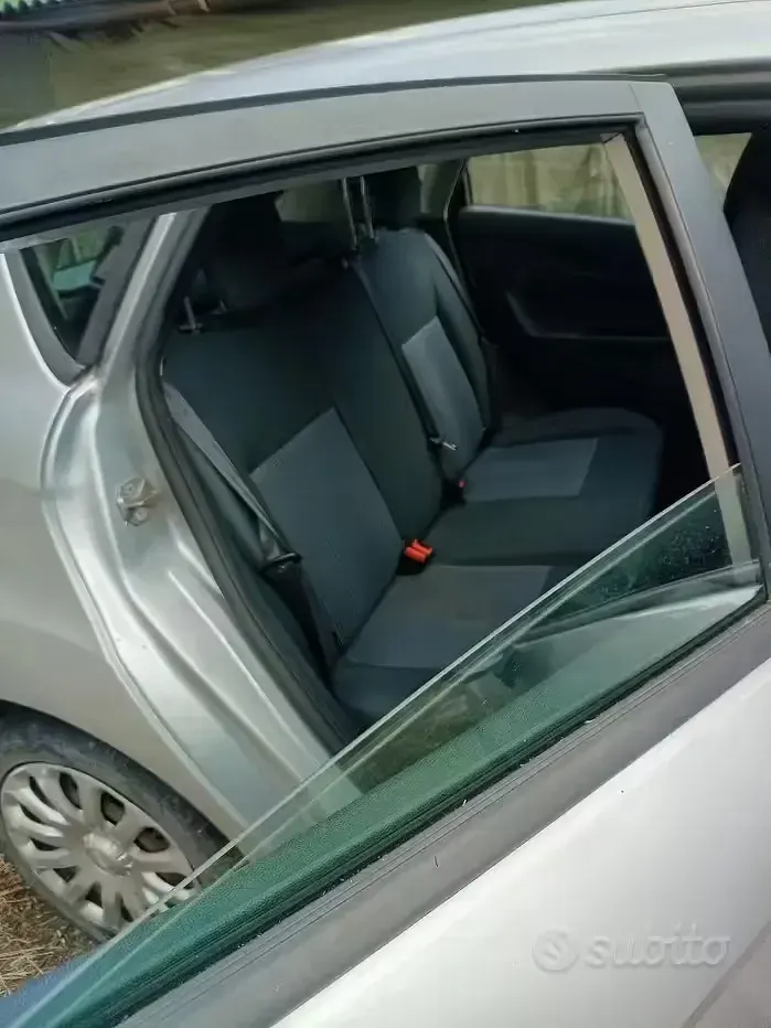 Usata Ford Fiesta 97 CV (71 kW) 2010 Grigio Berlina