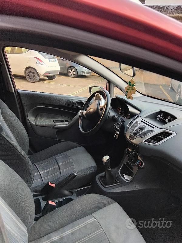 Usata Ford Fiesta 68 CV (50 kW) 2009 Rosso Utilitaria