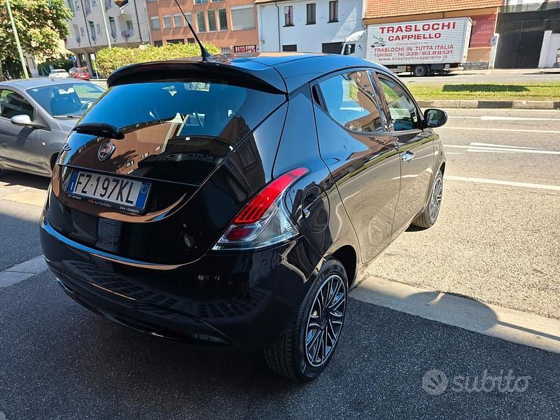 Usata Lancia Ypsilon Gold 69 CV (50 kW) 2019 Black met. Utilitaria