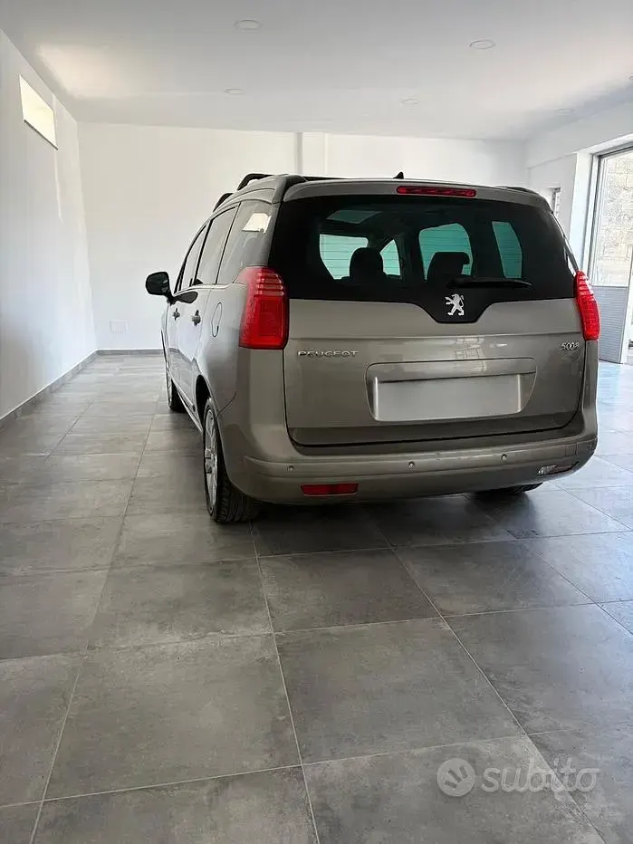Usata Peugeot 5008 Premium 120 CV (88 kW) 2010 Grigio Monovolume
