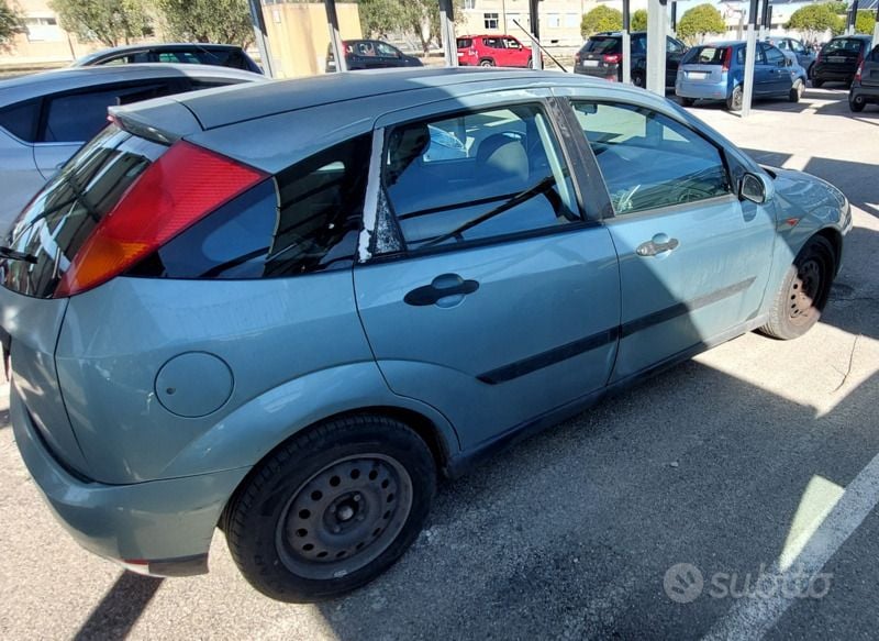 Usata Ford Focus 100 CV (73 kW) 1999 Verde Berlina