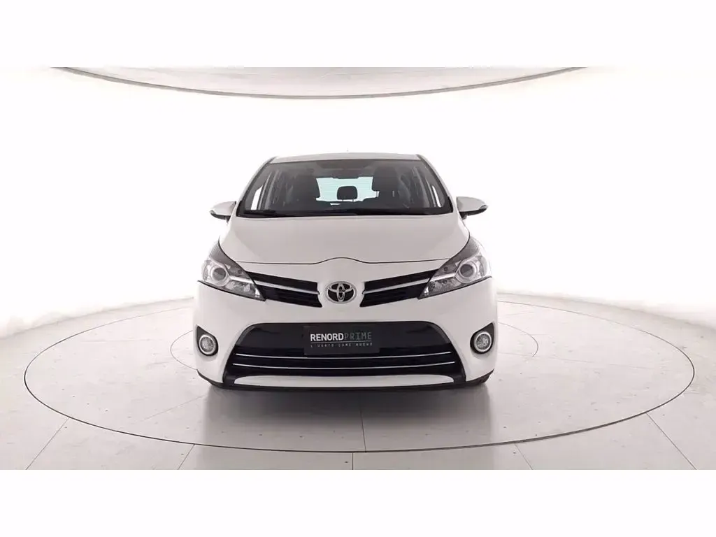 Usata Toyota Verso Active 132 CV (97 kW) 2015 Bianco Monovolume