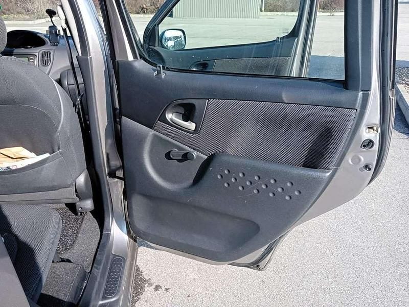 Usata Toyota Yaris Verso Sol 75 CV (55 kW) 2004 Argento Monovolume