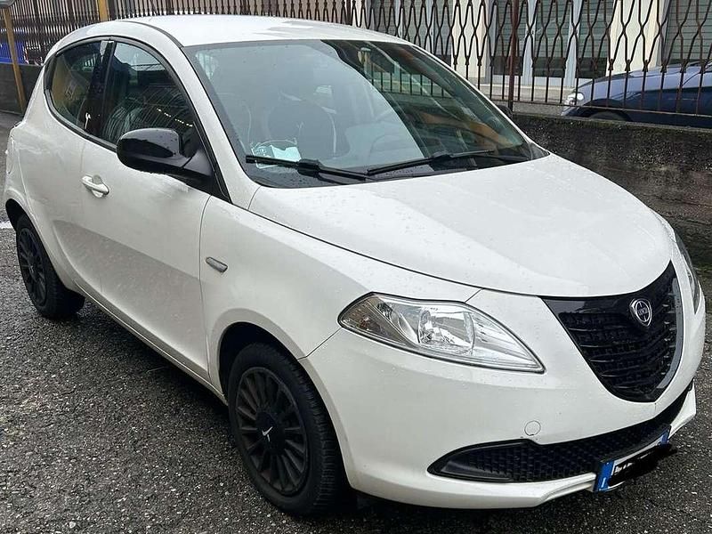 Usata Lancia Ypsilon Silver 69 CV (50 kW) 2014 Bianco Utilitaria