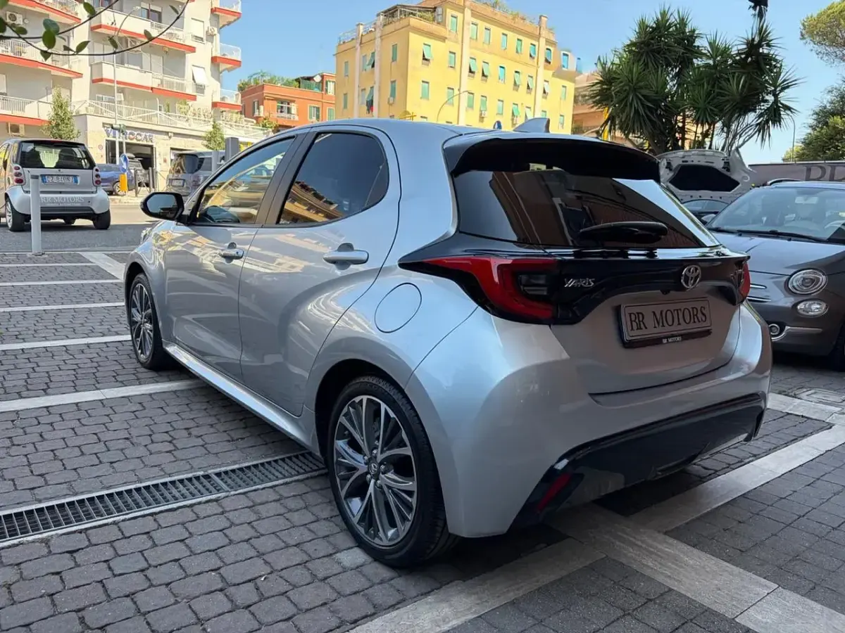 Usata Toyota Yaris Hybrid Lounge 92 CV (67 kW) 2024 Argento Berlina