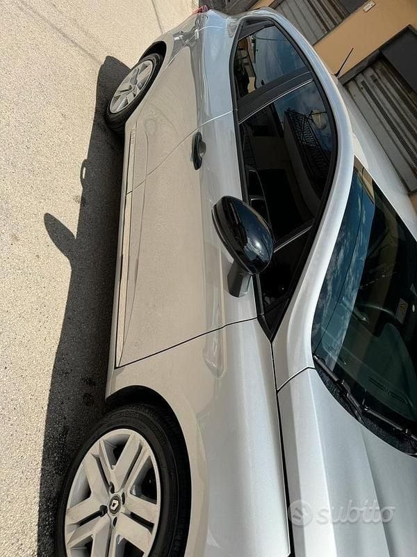 Usata Renault Clio V 86 CV (63 kW) 2022 Grigio Berlina