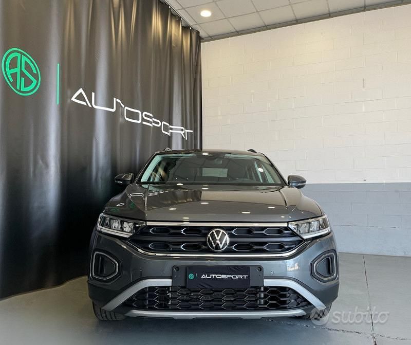 Usata VW T-Roc Life 110 CV (80 kW) 2023 Grigio SUV
