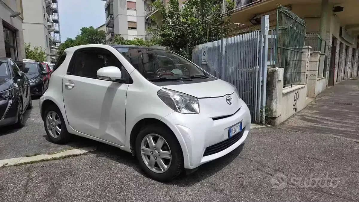 Usata Toyota iQ Trend 68 CV (50 kW) 2012 Bianco Utilitaria