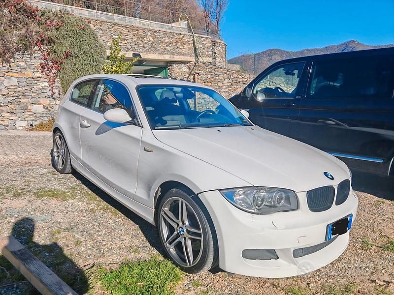 Begagnad BMW 130 Performance 265 HK (194 kW) 2008 Vit Halvkombi