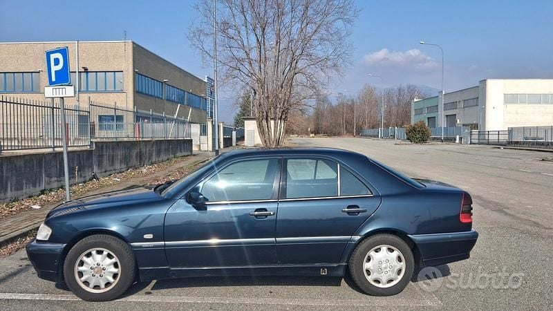 Usata Mercedes C200 136 CV (100 kW) 1999 Nero Berlina