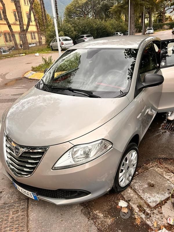 Usata Lancia Ypsilon 85 CV (62 kW) 2014 Grigio Utilitaria