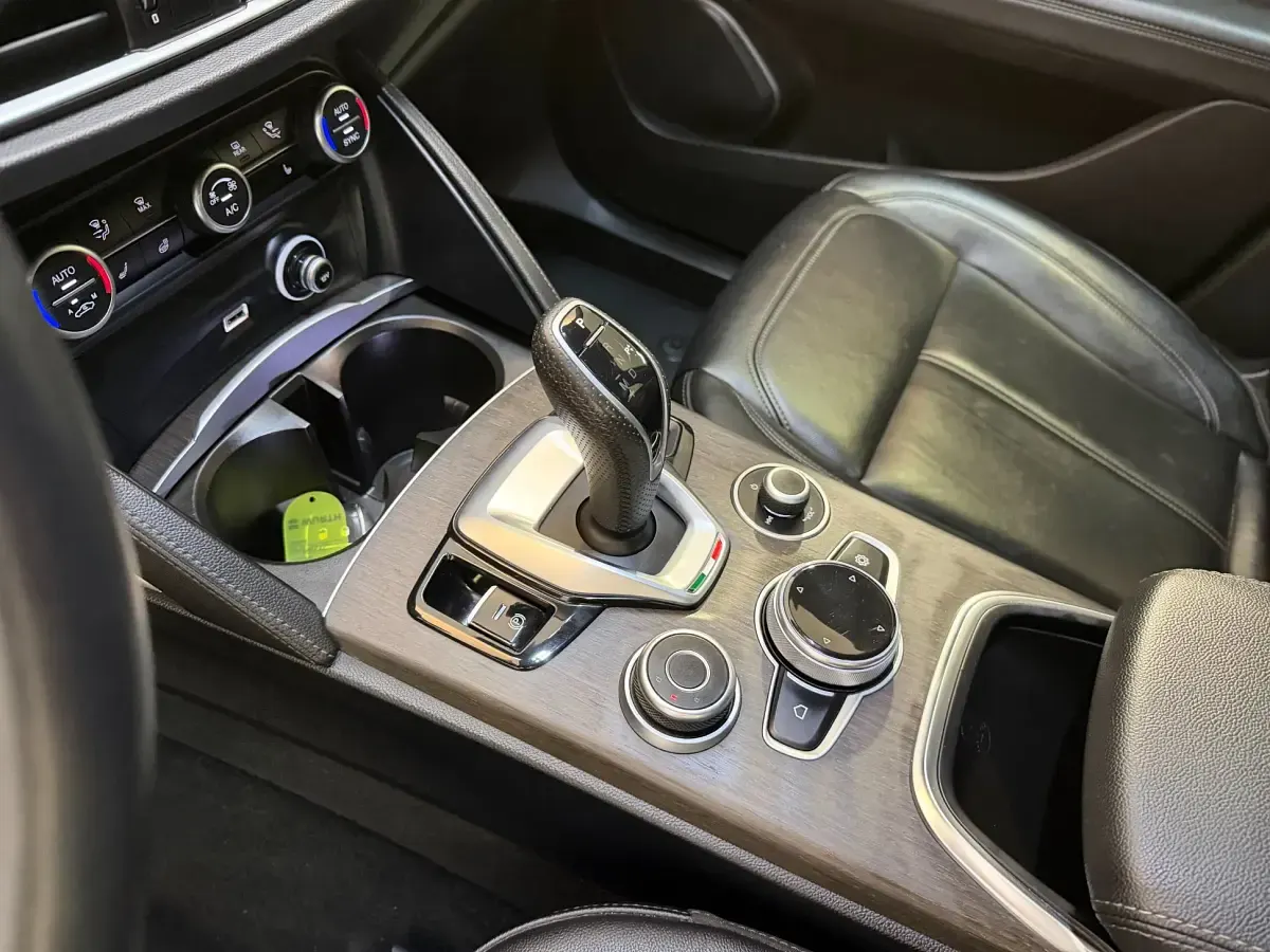 Begagnad Alfa Romeo Stelvio Ti 209 HK (153 kW) 2022 Grå SUV