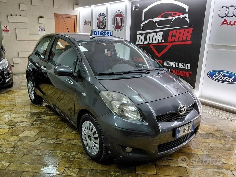 Usata Toyota Yaris 90 CV (66 kW) 2010 Grigio Utilitaria