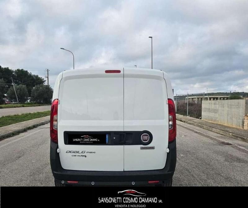 Usata Fiat Doblò Lounge 105 CV (77 kW) 2022 Bianco Monovolume